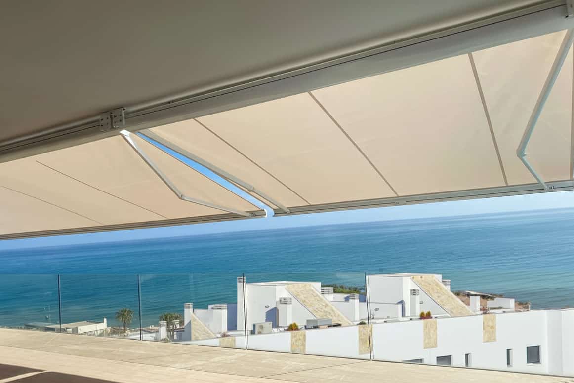 detalle-instalacion-toldo-motorizado-terraza-gran-alacant